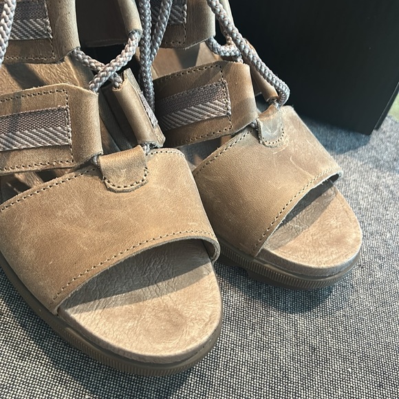 Sorel Women’s Joanie II Lace Wedge Sandals Taupe Brown Size 9.5 - Picture 3 of 7